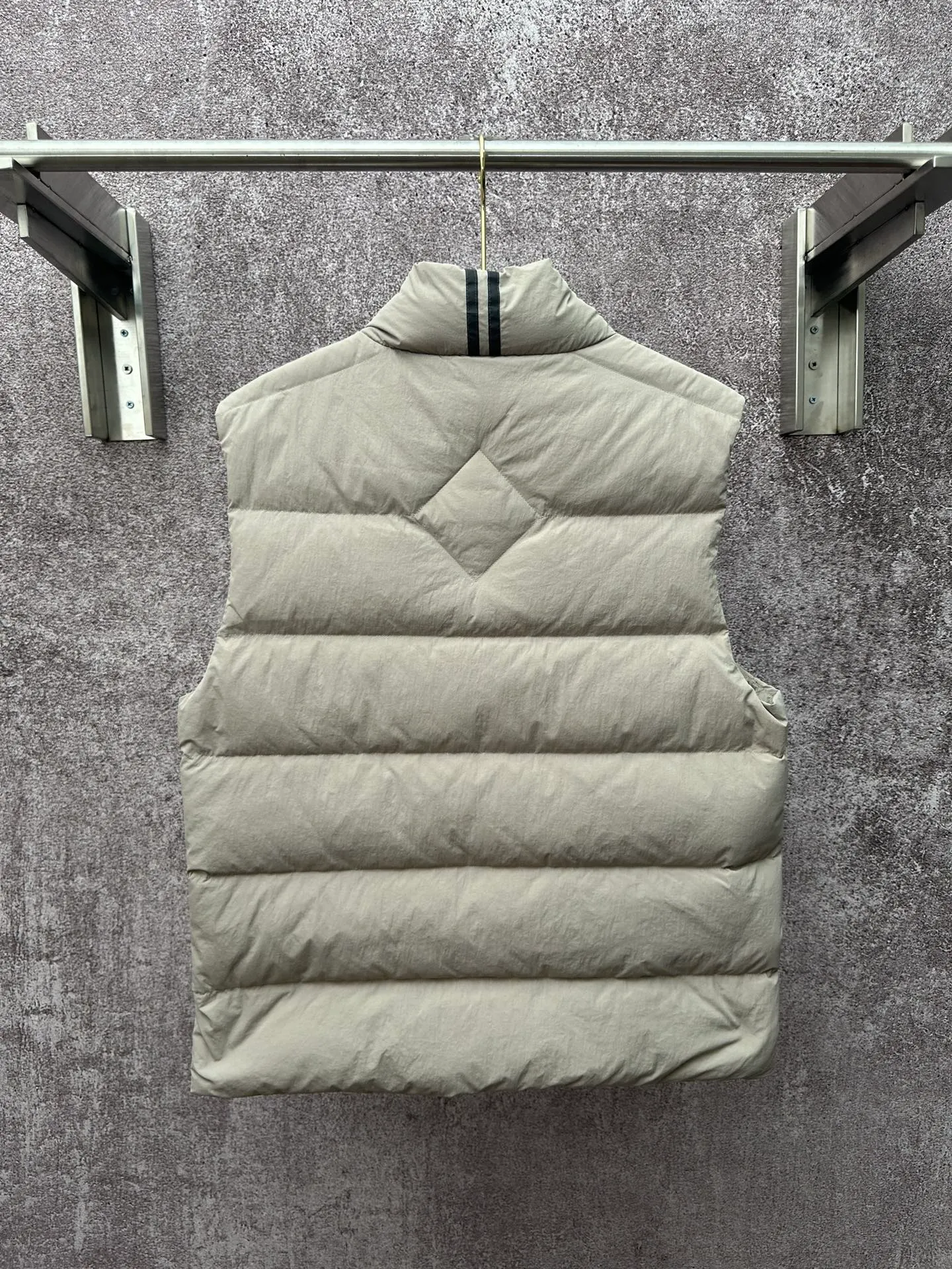 P720 Canada Goose Badge Down Vest Fabric selection: The use of high-quality protective nylon fabric not only enhances the wear resistance of the surface, but also takes into account wind resistance, ensuring excellent performance in various harsh weather conditions.  90 national standard high-quality white duck down: selected high-loft down, weighing 160g, light and warm, with excellent temperature locking performance and good resilience.  Three-dimensional quilting process: Precision thread reinforcement to prevent velvet drilling and ensure that the fluffy and resilient elasticity lasts as new.  Details: The ribbon is woven with polyester as the base, and the brand letters are decorated on the ribbon through high-precision computer embroidery. The edges of the pattern are clear, the stitches are fine and even, and multiple layers of embroidery thread are stacked to enhance the three-dimensional effect. Accessories: One-to-one customized logo, one-to-one customized zipper puller, one-to-one customized three-label SIZE: S M L XL